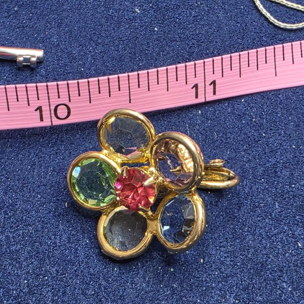 Gorgeous Crystal Clip On Earrings Vintage Multicolor Gold Tone 858 - Picture 3 of 4